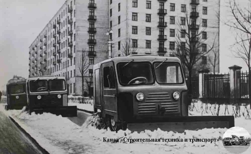 Тротуароуборочные машины Т-1-З на Четвёртом Сельскохозяйственном проезде (ныне - улица Сергея Эйзенштейна).
