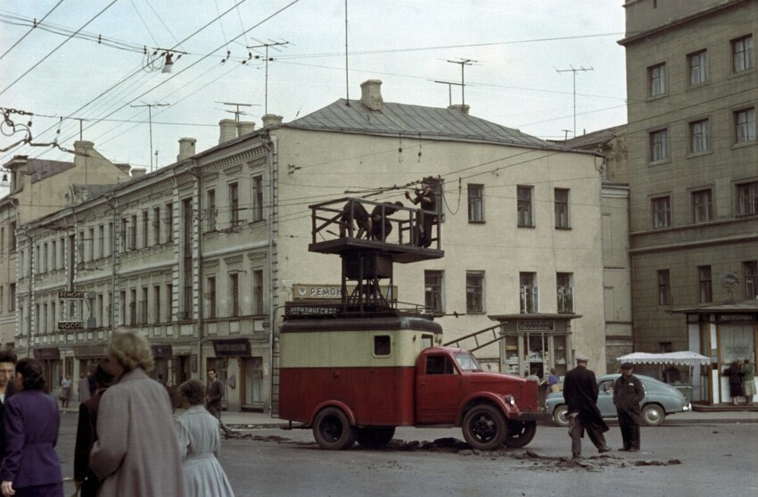 Автовышка на Старой Басманной улице (тогда она называлась улицей Карла Маркса).
