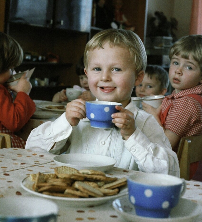 Воспитанник детского сада колхоза им. Ленина полдничает в столовой, 1982 год