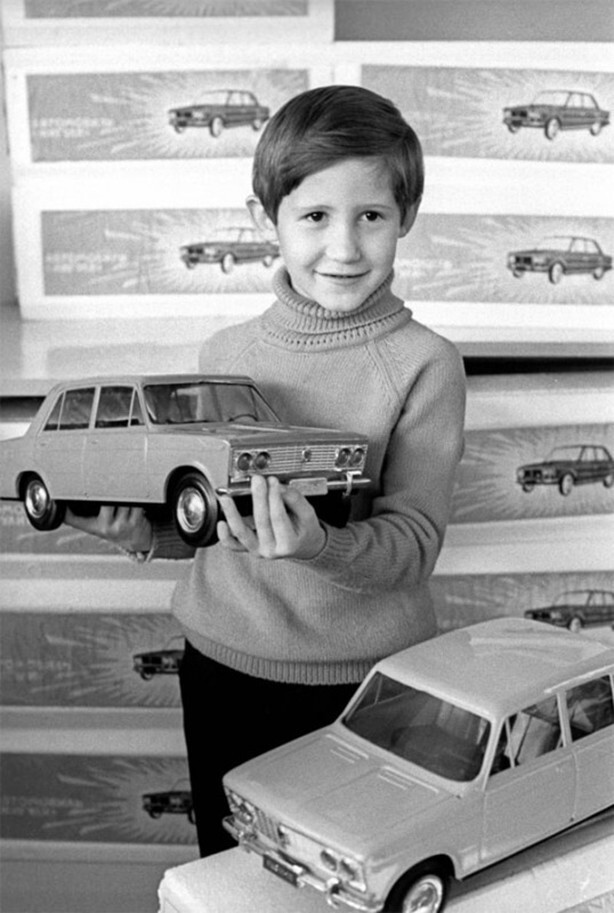Уменьшенные копии автомобиля «Жигули» в магазине «Волгарь». 25 октября 1980 года. Фото Юрия Белозерова
