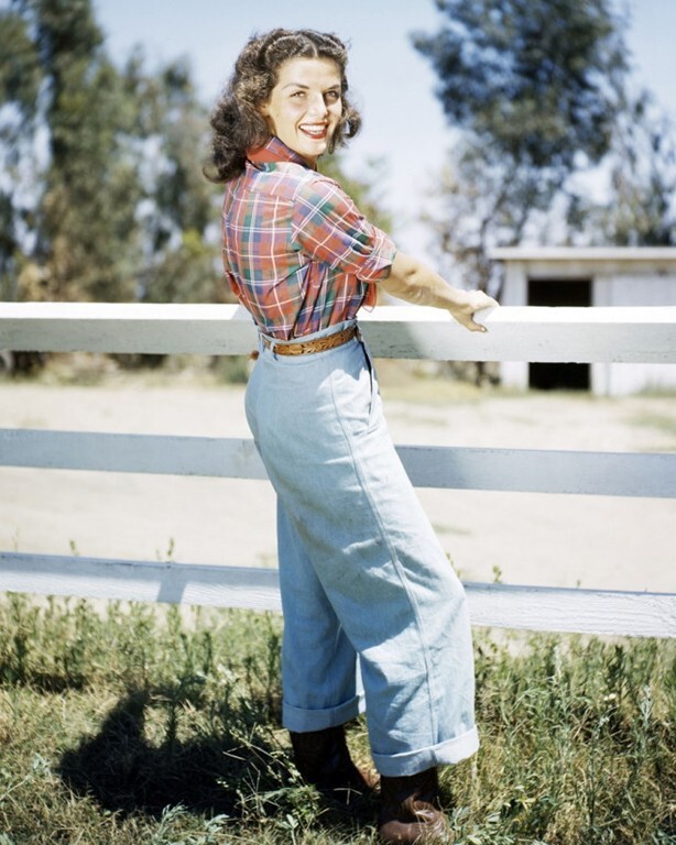 В 1934 году американская компания «Levi's» выпустила первые женские джинсы. Носили их правда, в подавляющем большинстве, девушки из сельской местности, живущие на фермах и ранчо. Что не удивительно, грубая ткань отлично подходит к непростой жизни вне