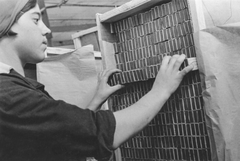 Укладка готовой продукции в коробки на спичечной фабрике «Гигант». Фото Б. Вдовенко. Калуга, сентябрь 1935 год