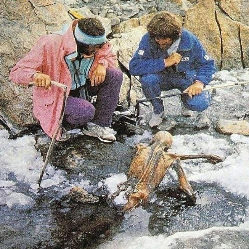На фото только что найденная мумия ледяного человека Этци (1991 год)на высоте 3200м . Как мы теперь знаем, тело пролежало на во льдах 5300 лет(эпоха медного века).