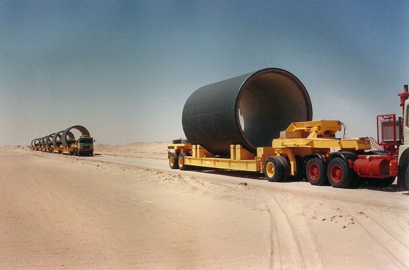 Транспортировка сегментов труб, используемых при строительстве крупного ирригационного проекта в Ливии, Великой рукотворной реки. 1980-е