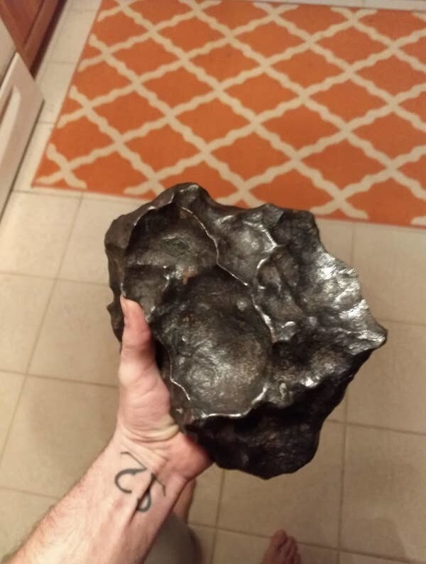 8. А вот так выглядит небольшой кусок случайного метеорита. Он очень тяжелый