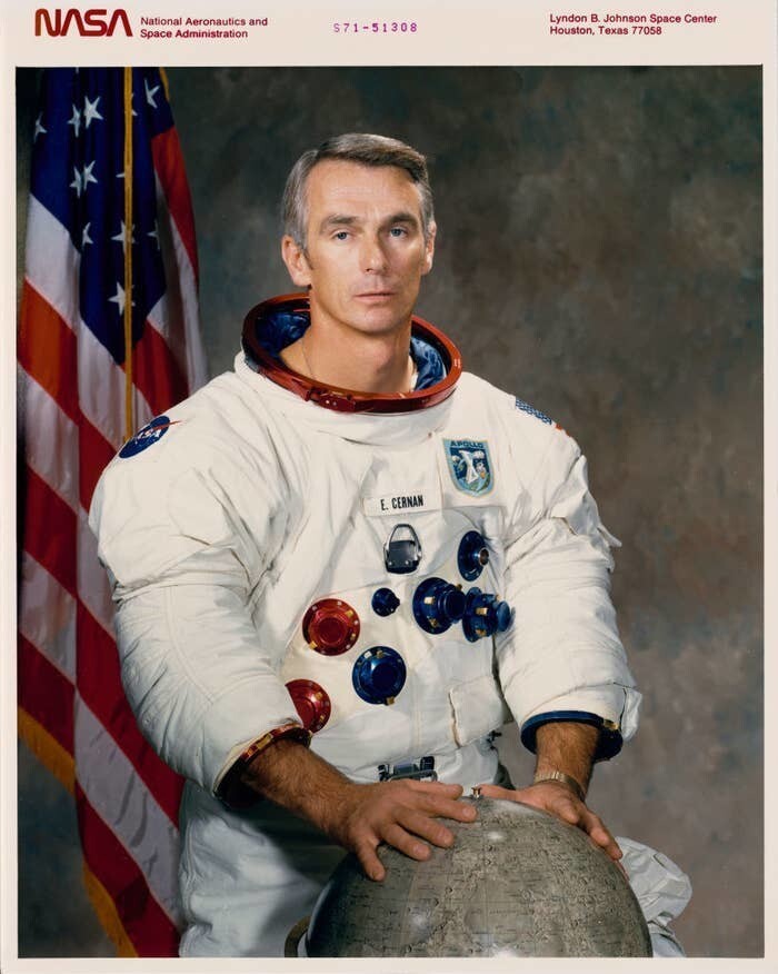 1. Это Юджин Сернан, который по состоянию на 2023 год является последним человеком, когда-либо ступавшим на Луну. Он сделал это в 1972 году. Давно это было!