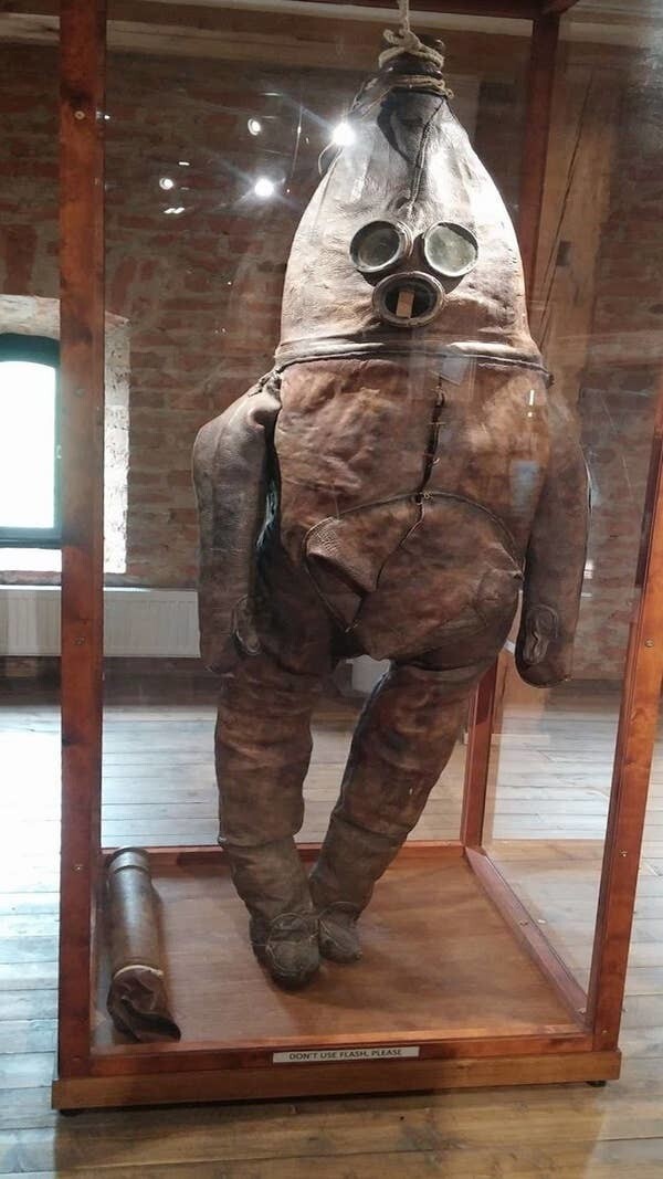11. Самый старый водолазный костюм в мире. Похож на дружелюбную, но страшненькую морскую звезду