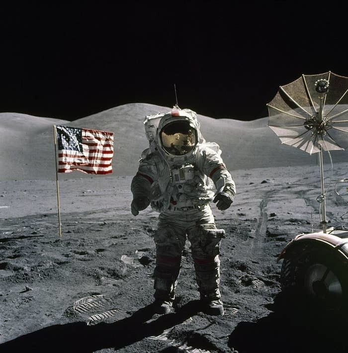 На этой культовой фотографии прогулки по Луне изображён именно Юджин