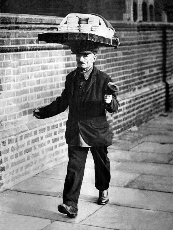5. Вот как выглядел продавец булочек в Лондоне 1930-х годов