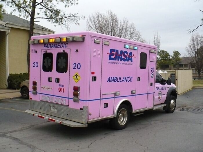 25. Розовая машина скорой помощи