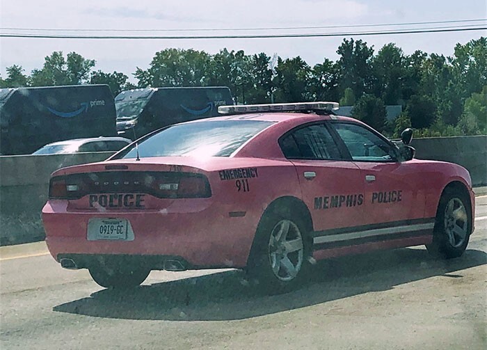 26. Розовый полицейский автомобиль