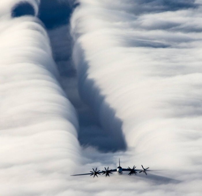 3. Облака, разрезанные самолетом