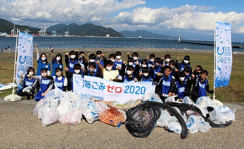 Как японцы превратили сбор мусора в спорт, которым занимаются всей страной