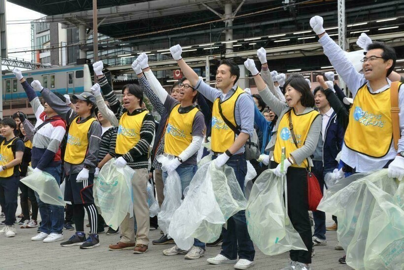 Как японцы превратили сбор мусора в спорт, которым занимаются всей страной