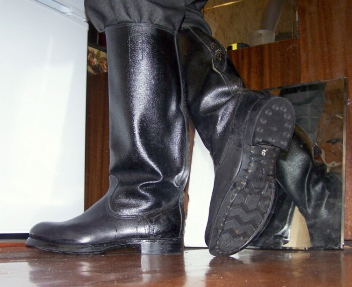Почему неказистые «кирзачи» стали самой популярной обувью в СССР