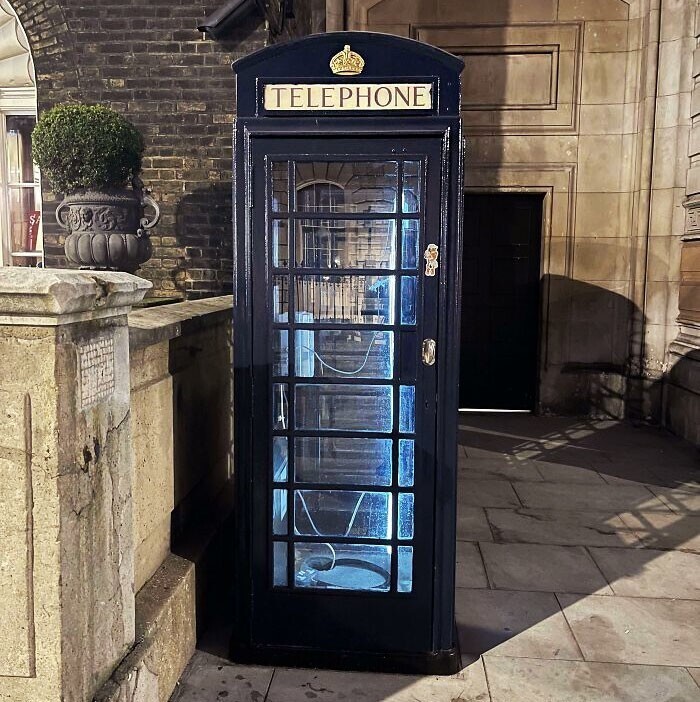 Синяя телефонная будка в Лондоне