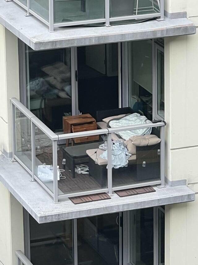 35. "Кто-то обустроил спальню на балконе"
