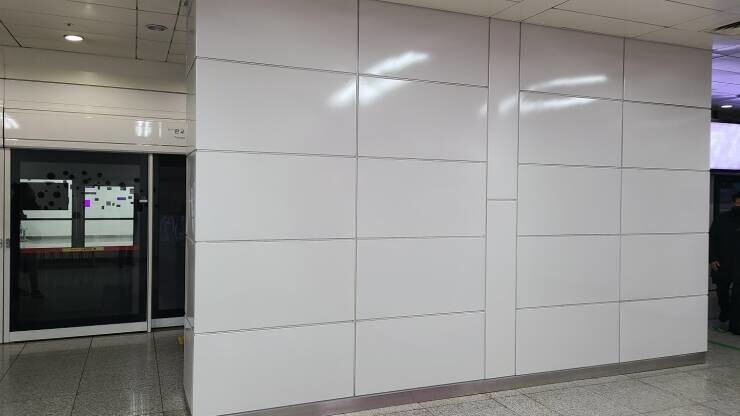 4. "На станциях корейского метро можно увидеть большие чистые стены, на которых никто не рисует"