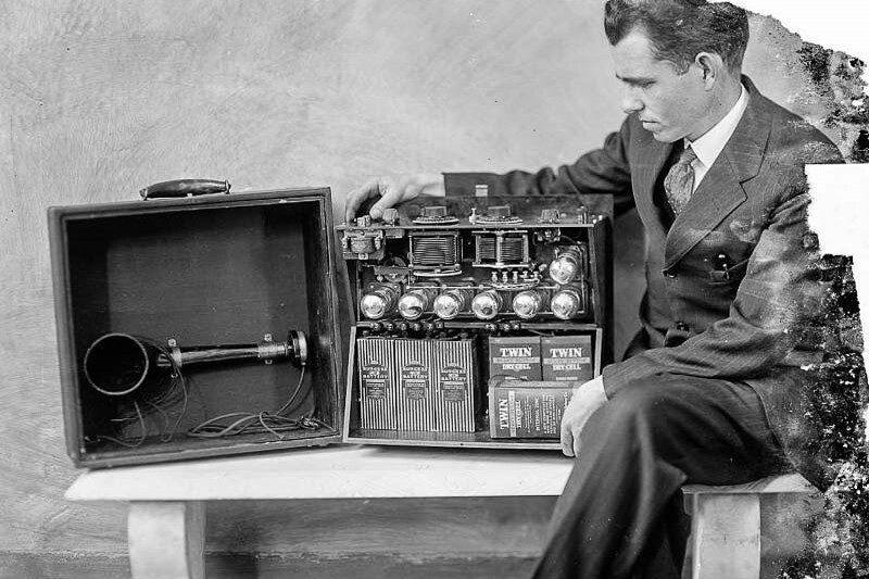 Брент Дэниел с первым портативным радиоприёмником. 1924 год