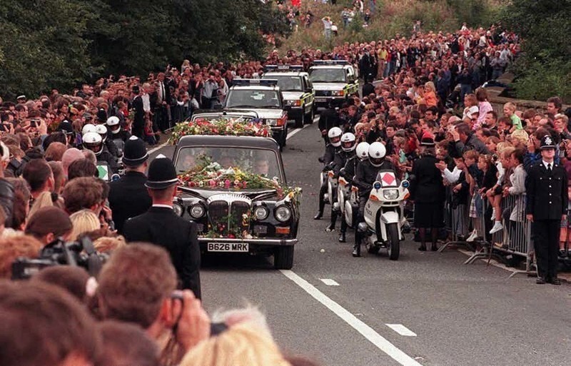 6 сентября 1997 год в день похорон принцессы Дианы более миллиона человек вышли на улицы Лондона почтить её память