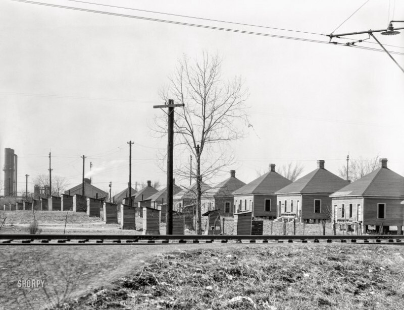 Дома рабочих сталелитейного завода, принадлежащие компании. Окрестности Бирмингaма, штат Алабама. США. Март 1936 года. (Photo credit: Shorpy)