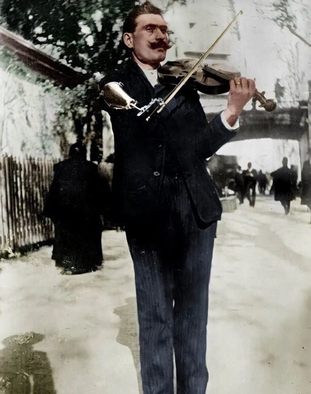 Ветеран Первой мировой войны играет на скрипке с протезом руки, около 1919 года