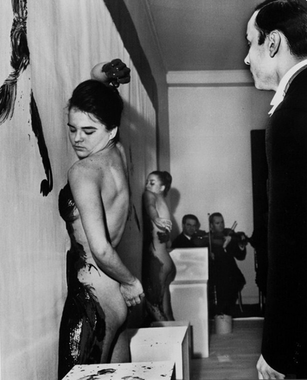 Перфоманс "Антропометрии" 1960 год музей современного искусства Париж