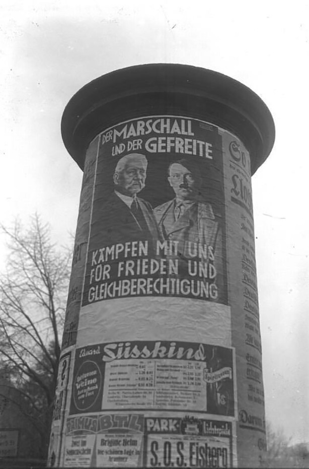 Предвыборный плакат с изображением Пауля фон Гинденбурга и Адольфа Гитлера с надписью: «Маршал и капрал сражаются вместе с нами за мир и равенство», ноябрь 1933 год