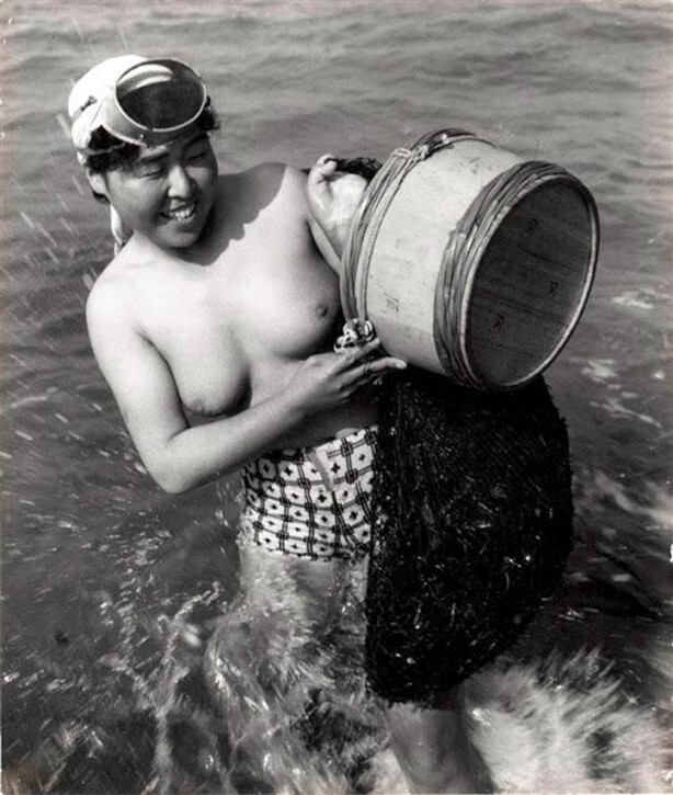 Японская женщина-ныряльщица "ама". 1960-е годы