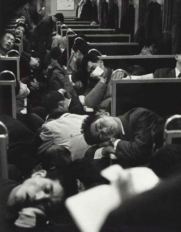 Ранняя поездка в пригородном поезде в Японии, около 1964 года