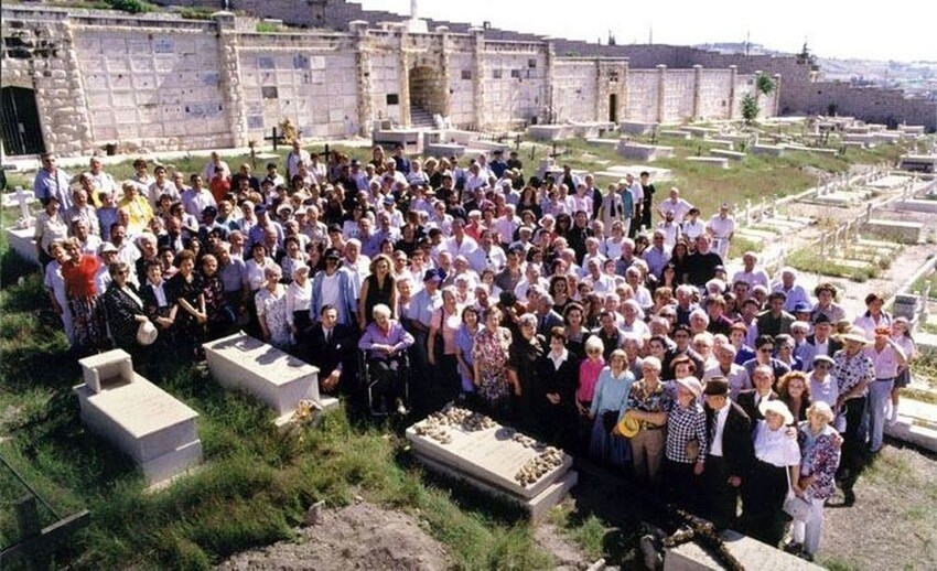 Спасенные Оскаром Шиндлером и их дети у его могилы на католическом кладбище на горе Сион в Иерусалиме, 1993 год