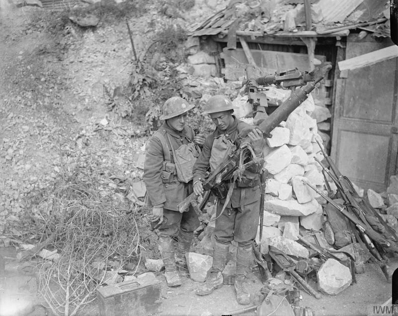 Пехотинцы британской 58-й пехотной дивизии с трофейным немецким ручным пулемётом MG-08/15, захваченным в ходе боев под Амьеном; август 1918-го года