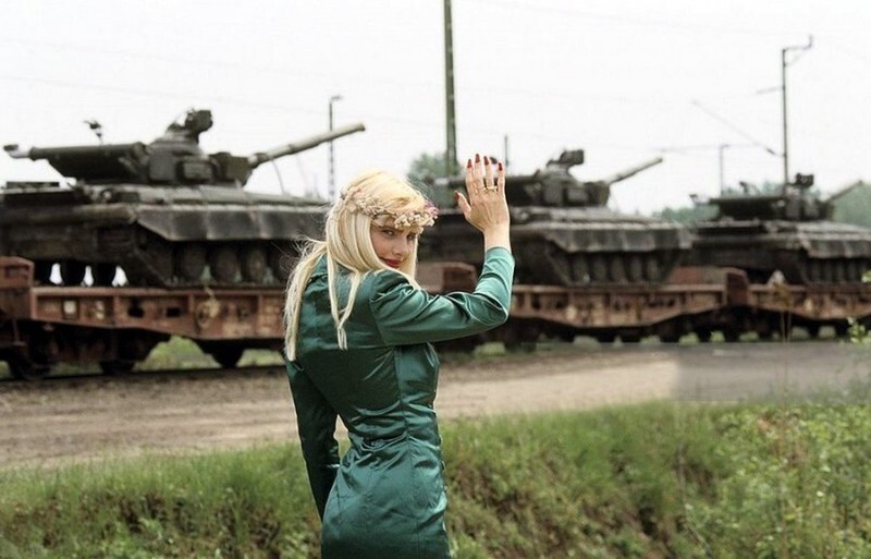 Итало-венгерская порно актриса и итальянский политик Чиччолина провожает советские танки Южной группы войск (ЮГВ), покидающих Будапешт. Венгрия. 1990 год