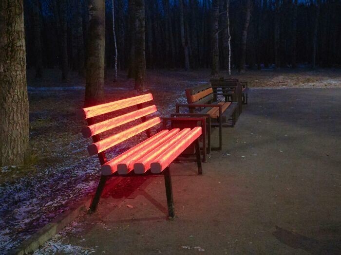 17. "Одна скамейка в нашем городском парке выглядит так, будто сделана из раскаленного металла"