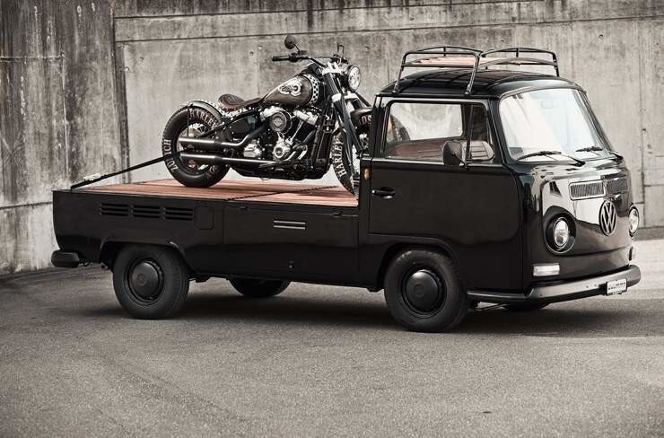 На торги выставлен карбюраторный Volkswagen T2 1971 года вместе с мотоциклом Harley-Davidson