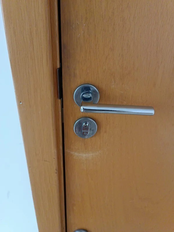 12. «Это дверь нашей квартиры изнутри. Сосед ушел с моими ключами, а дверь нельзя открыть без ключа»