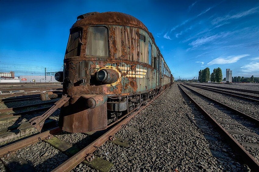 Фотограф по имени Брайан наткнулся на заброшенный экспресс в Бельгии, и его очаровала красота некогда роскошного поезда.