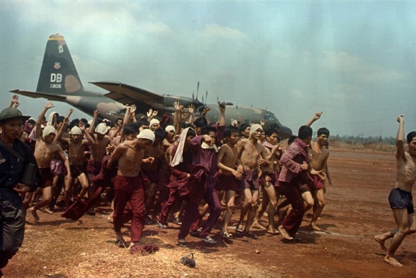13 марта 1973 года. Южновьетнамские военнопленные перед освобождением сбрасывают тюремную форму и выкрикивают политические лозунги