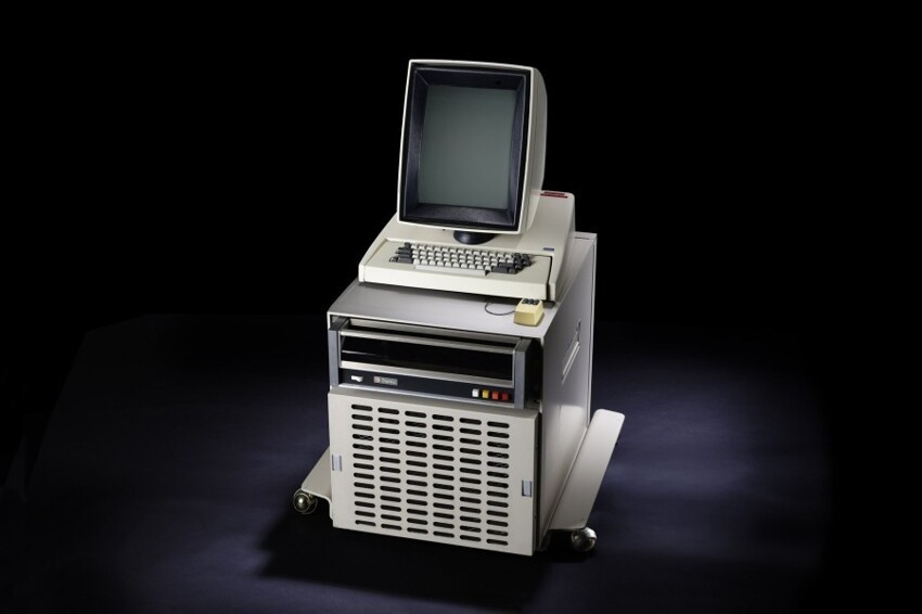 1 марта 1973 года на потребительский рынок поступил Xerox Alto - первый в мире компьютер того типа, который позднее назвали «персональный»
