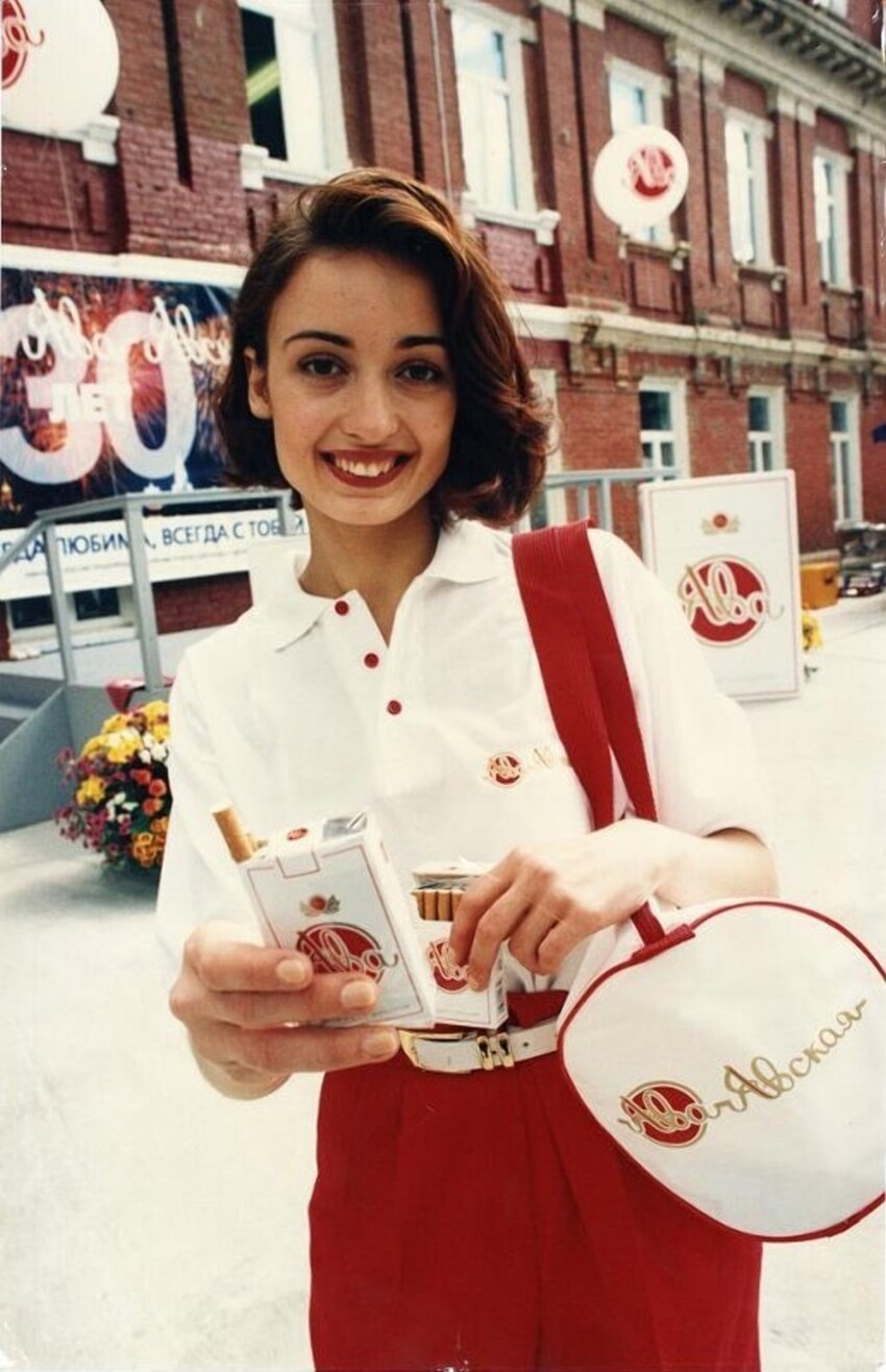 Реклама продукции табачной фабрики "Ява", Москва, 1996 год