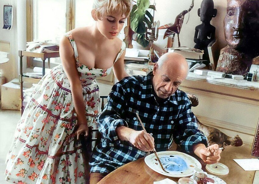 1. Брижит Бардо в гостях у Пабло Пикассо. Вилла Калифорния, Канны, Франция, 1956 год
