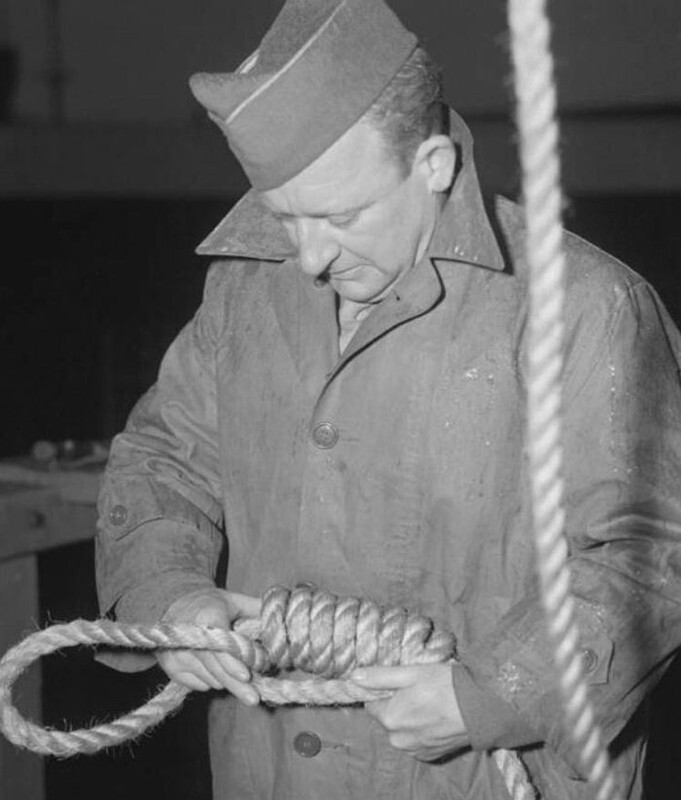 6. Джон Кларенс Вудс 16 октября 1946 года, вскоре после завершения Нюрнбергского процесса. Ему было поручено казнить осужденных нацистских военных преступников
