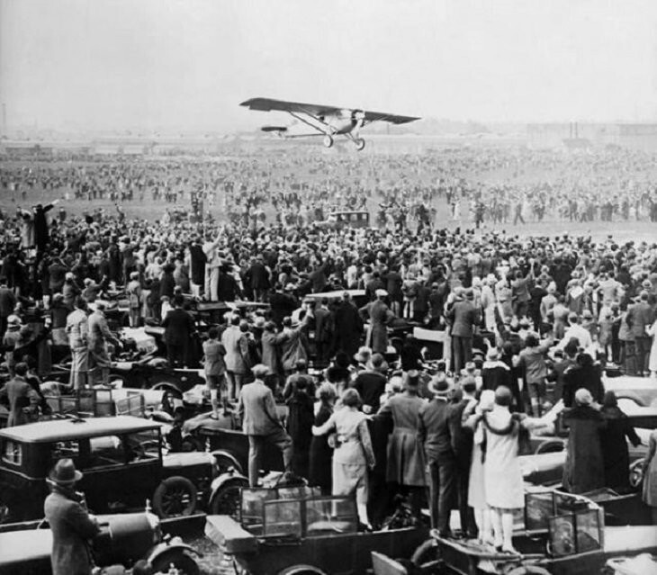 3. Чарльз Линдберг приземляется на поле Ле Бурже в Париже, совершая первый в мире беспосадочный трансатлантический перелет 21 мая 1927 года