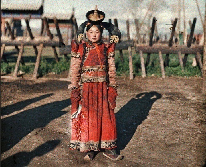 9. Женщина на этой 106-летней фотографии одета в традиционное платье, что означает, что она замужем и принадлежит к монгольской знати