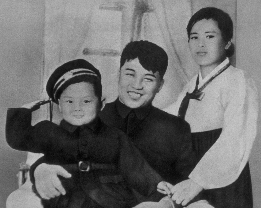 1. Ким Чен Ир со своим отцом Ким Ир Сеном и матерью Ким Чен Сок в 1945 году