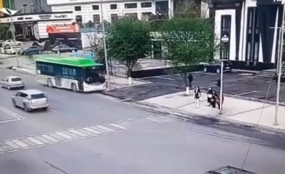 Автобус без водителя задавил людей в Казахстане