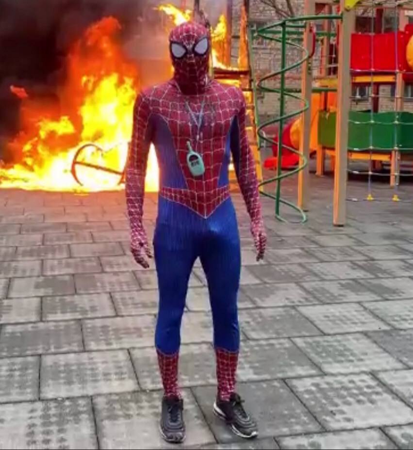 В Красноярске обвинили человека-паука в поджоге детской площадки