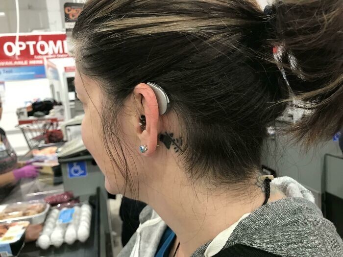12. "Татуировка девушки с нарушением слуха рядом с ее слуховым аппаратом"