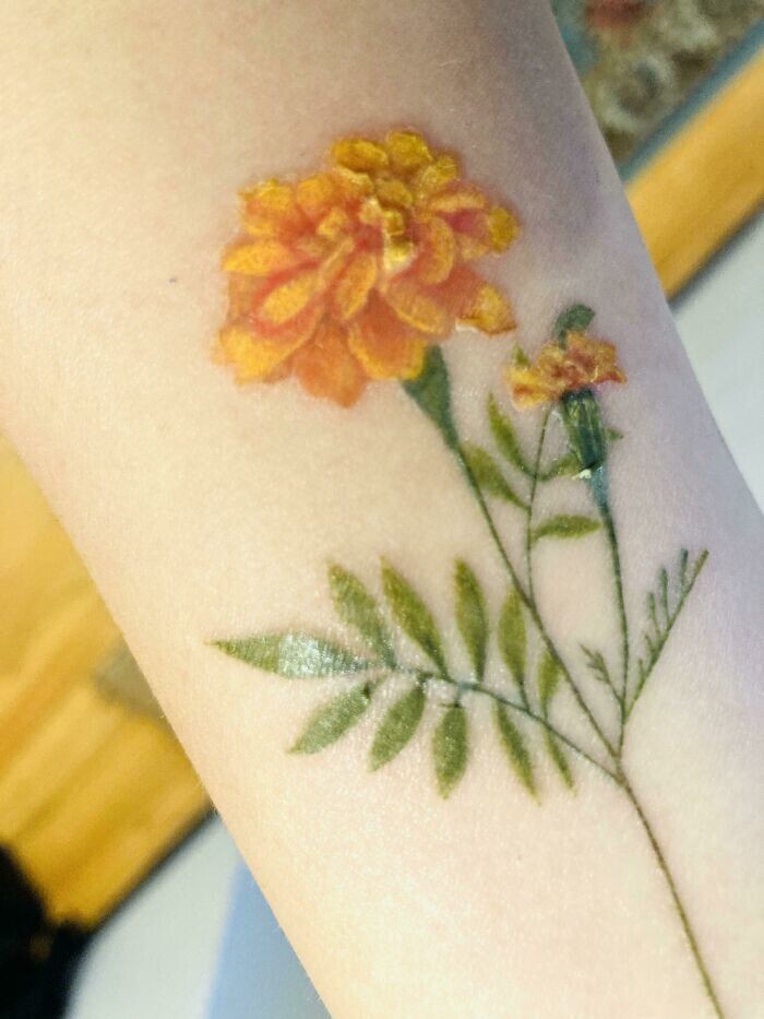 13. "Моя татуировка облезает, и это выглядит так, будто с цветка падают лепестки"