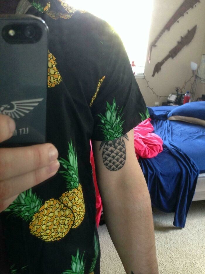 3. "Моя футболка с ананасами идеально сходится с моей татуировкой"